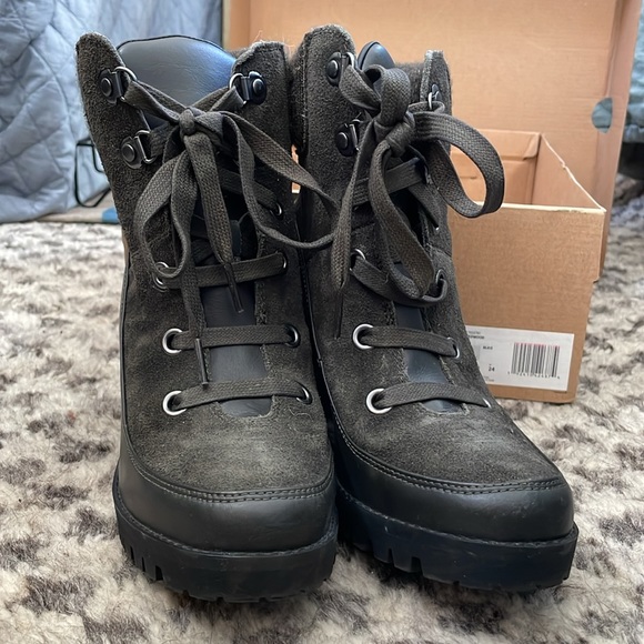 Ugg women’s Redwood booties charcoal grey color with stacked heel - Picture 6 of 7